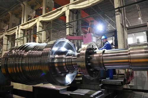 哈電集團(tuán)哈爾濱汽輪機廠有限責(zé)任公司工人在作業(yè)中.